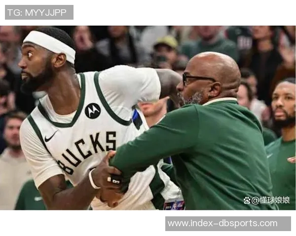 拳击手出击波蒂斯上篮遭无视犯规愤怒重拳击打篮架引发热议 拳击手出击波蒂斯上篮遭无视犯规愤怒重拳击打篮架引发热议